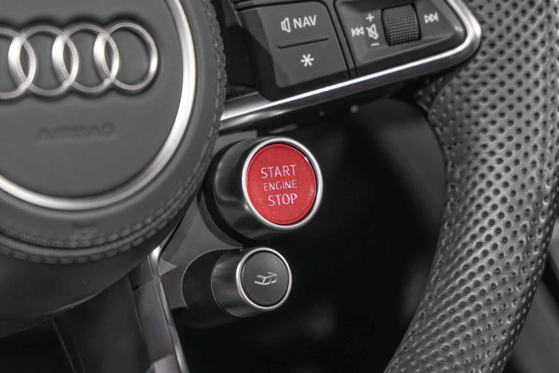 Bouton de démarrage rouge – AUDI – R8 Spyder – 2017 – Argent Métallisé – 26 900 km – 540 ch – V10 Atmo – Transmission : Sequentielle – Origine France – Privaty Cars – Expert des voitures de prestige d’occasion entre Bordeaux et Nantes