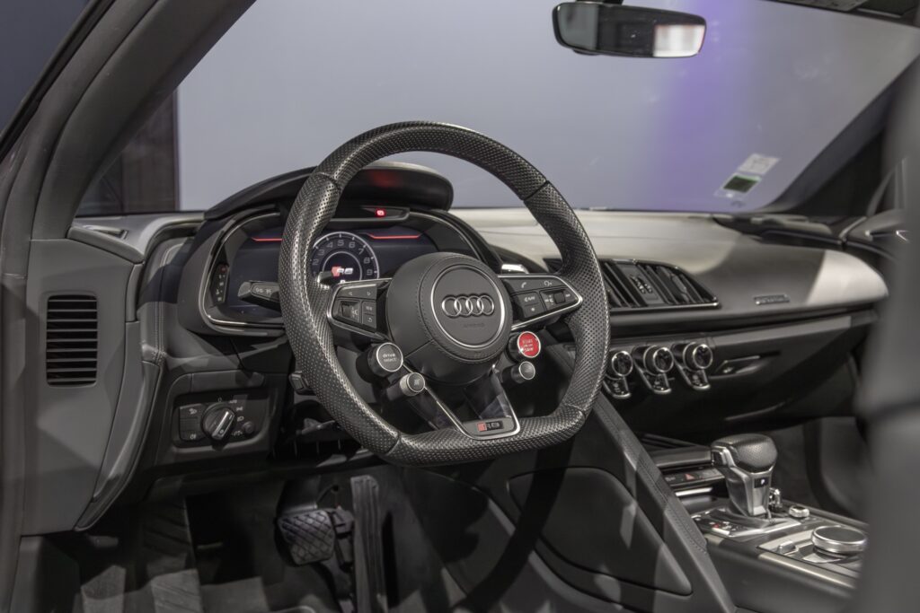 Volant en cuir avec commandes intégrées – AUDI – R8 Spyder – 2017 – Argent Métallisé – 26 900 km – 540 ch – V10 Atmo – Transmission : Sequentielle – Origine France – Privaty Cars – Vente de véhicules d’investissement et de collection proche de Bordeaux