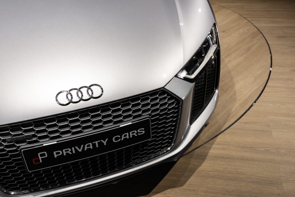 À vendre – AUDI – R8 Spyder – 2017 – Argent Métallisé – 26 900 km – 540 ch – V10 Atmo – Transmission : Sequentielle – Vue principale – Origine France – Privaty Cars – Expert des sportives d’occasion haut de gamme à La Rochelle