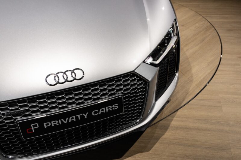 À vendre – AUDI – R8 Spyder – 2017 – Argent Métallisé – 26 900 km – 540 ch – V10 Atmo – Transmission : Sequentielle – Vue principale – Origine France – Privaty Cars – Expert des sportives d’occasion haut de gamme à La Rochelle