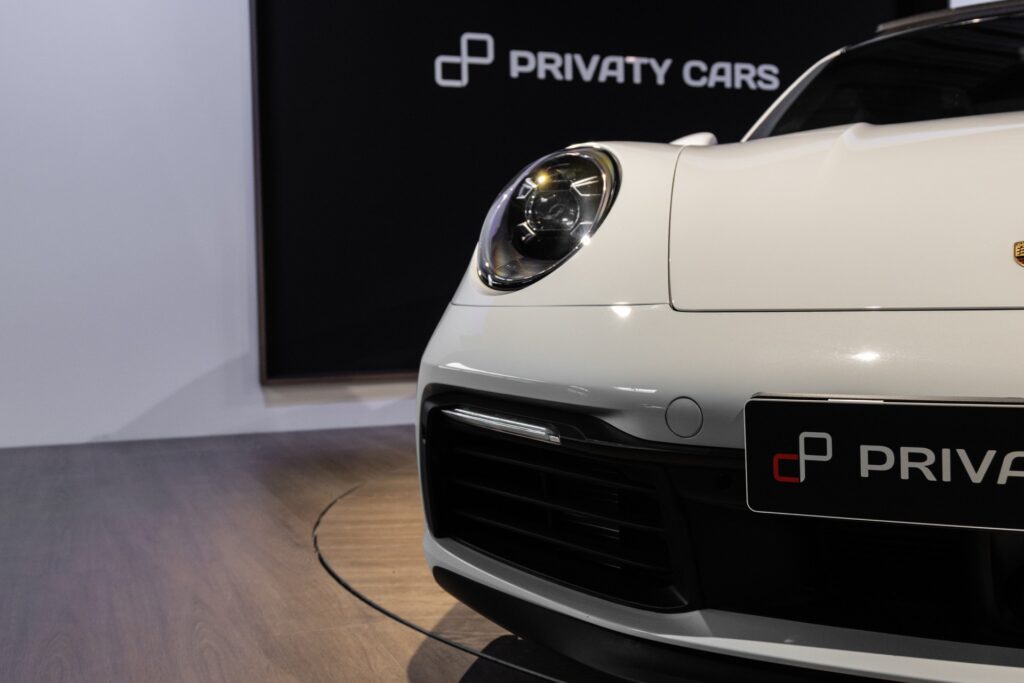Phares ronds avec éclairage LED – PORSCHE – 911 992 CARRERA 4S – 2019 – Blanc Nacré – 18 900 km – 450 ch – Flat 6 Atmo – Transmission : Sequentielle – Origine France – Privaty Cars – Sélection de véhicules PORSCHE disponibles proche de Nantes