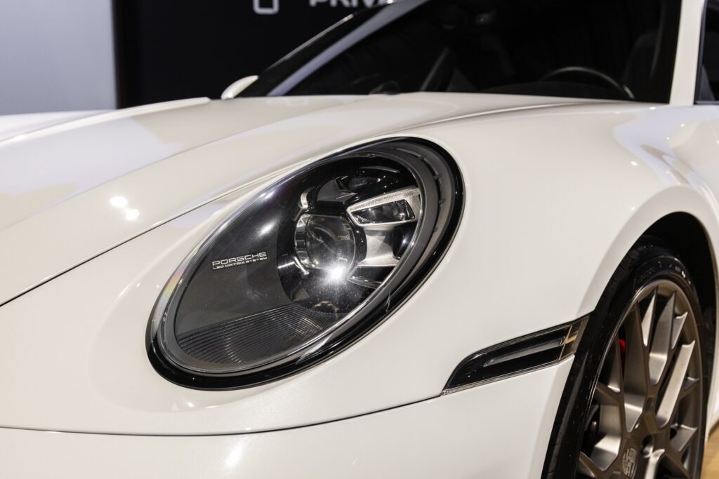 Phares avant avec éclairage LED – PORSCHE – 911 992 CARRERA 4S – 2019 – Blanc Nacré – 18 900 km – 450 ch – Flat 6 Atmo – Transmission : Sequentielle – Origine France – Privaty Cars – Achat et vente de voitures de luxe d’occasion à 2 heures de Paris en TGV