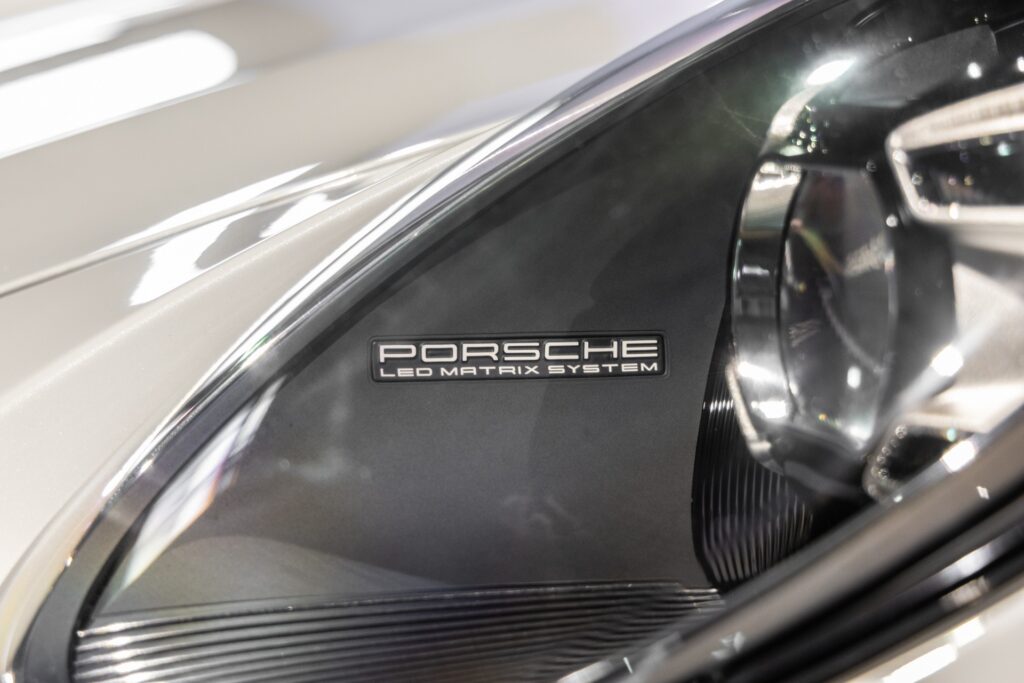 Phares avec technologie LED Matrix – PORSCHE – 911 992 CARRERA 4S – 2019 – Blanc Nacré – 18 900 km – 450 ch – Flat 6 Atmo – Transmission : Sequentielle – Origine France – Privaty Cars – Reprise de voitures de sport et collection près de Poitiers