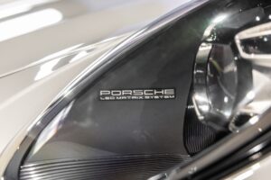 Phares avec technologie LED Matrix – PORSCHE – 911 992 CARRERA 4S – 2019 – Blanc Nacré – 18 900 km – 450 ch – Flat 6 Atmo – Transmission : Sequentielle – Origine France – Privaty Cars – Reprise de voitures de sport et collection près de Poitiers