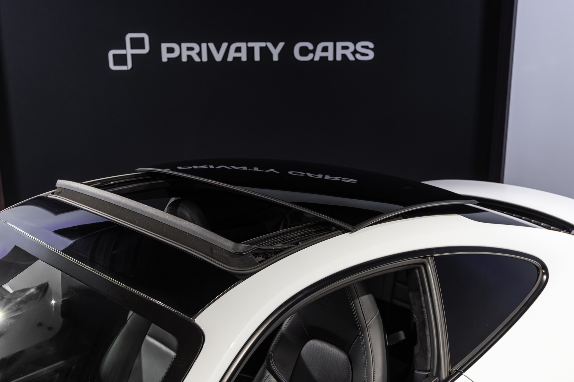 Toit ouvrant panoramique – PORSCHE – 911 992 CARRERA 4S – 2019 – Blanc Nacré – 18 900 km – 450 ch – Flat 6 Atmo – Transmission : Sequentielle – Origine France – Privaty Cars – Achat et vente de voitures de luxe d’occasion proche de Nantes