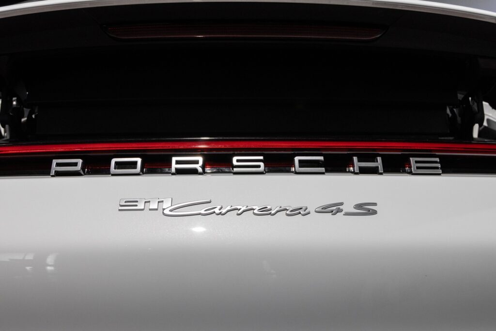 Logo arrière avec inscription – PORSCHE – 911 992 CARRERA 4S – 2019 – Blanc Nacré – 18 900 km – 450 ch – Flat 6 Atmo – Transmission : Sequentielle – Origine France – Privaty Cars – Achat et vente de supercars d’occasion en Nouvelle-Aquitaine