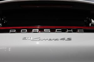 Logo arrière avec inscription – PORSCHE – 911 992 CARRERA 4S – 2019 – Blanc Nacré – 18 900 km – 450 ch – Flat 6 Atmo – Transmission : Sequentielle – Origine France – Privaty Cars – Achat et vente de supercars d’occasion en Nouvelle-Aquitaine
