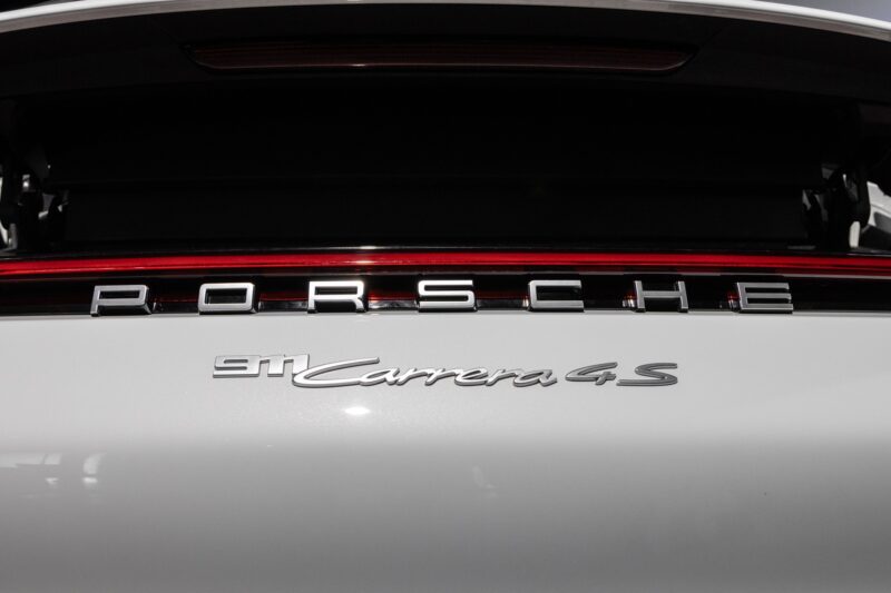 Logo arrière avec inscription – PORSCHE – 911 992 CARRERA 4S – 2019 – Blanc Nacré – 18 900 km – 450 ch – Flat 6 Atmo – Transmission : Sequentielle – Origine France – Privaty Cars – Achat et vente de supercars d’occasion en Nouvelle-Aquitaine
