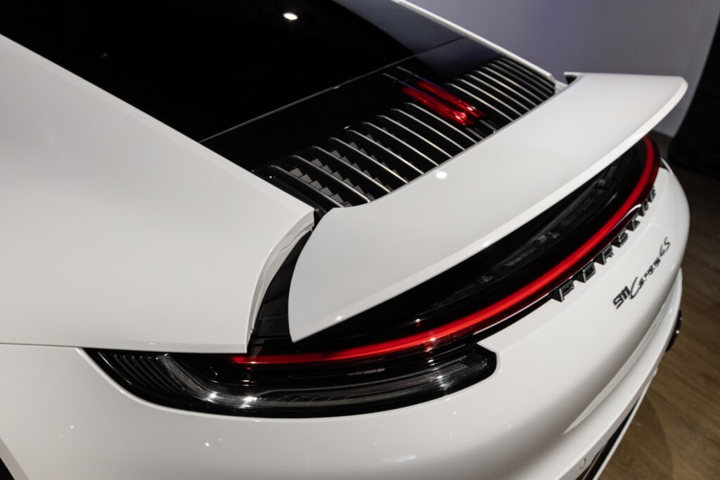 Aileron arrière avec feux intégrés – PORSCHE – 911 992 CARRERA 4S – 2019 – Blanc Nacré – 18 900 km – 450 ch – Flat 6 Atmo – Transmission : Sequentielle – Origine France – Privaty Cars – Dépôt-vente sécurisé de véhicules de prestige en Charente-Maritime