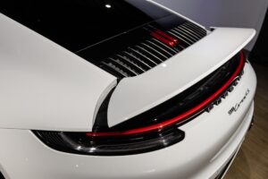 Aileron arrière avec feux intégrés – PORSCHE – 911 992 CARRERA 4S – 2019 – Blanc Nacré – 18 900 km – 450 ch – Flat 6 Atmo – Transmission : Sequentielle – Origine France – Privaty Cars – Dépôt-vente sécurisé de véhicules de prestige en Charente-Maritime