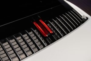 Éléments de ventilation avec feux arrière – PORSCHE – 911 992 CARRERA 4S – 2019 – Blanc Nacré – 18 900 km – 450 ch – Flat 6 Atmo – Transmission : Sequentielle – Origine France – Privaty Cars – Spécialiste indépendant Porsche, Ferrari et McLaren dans l’Ouest de la France