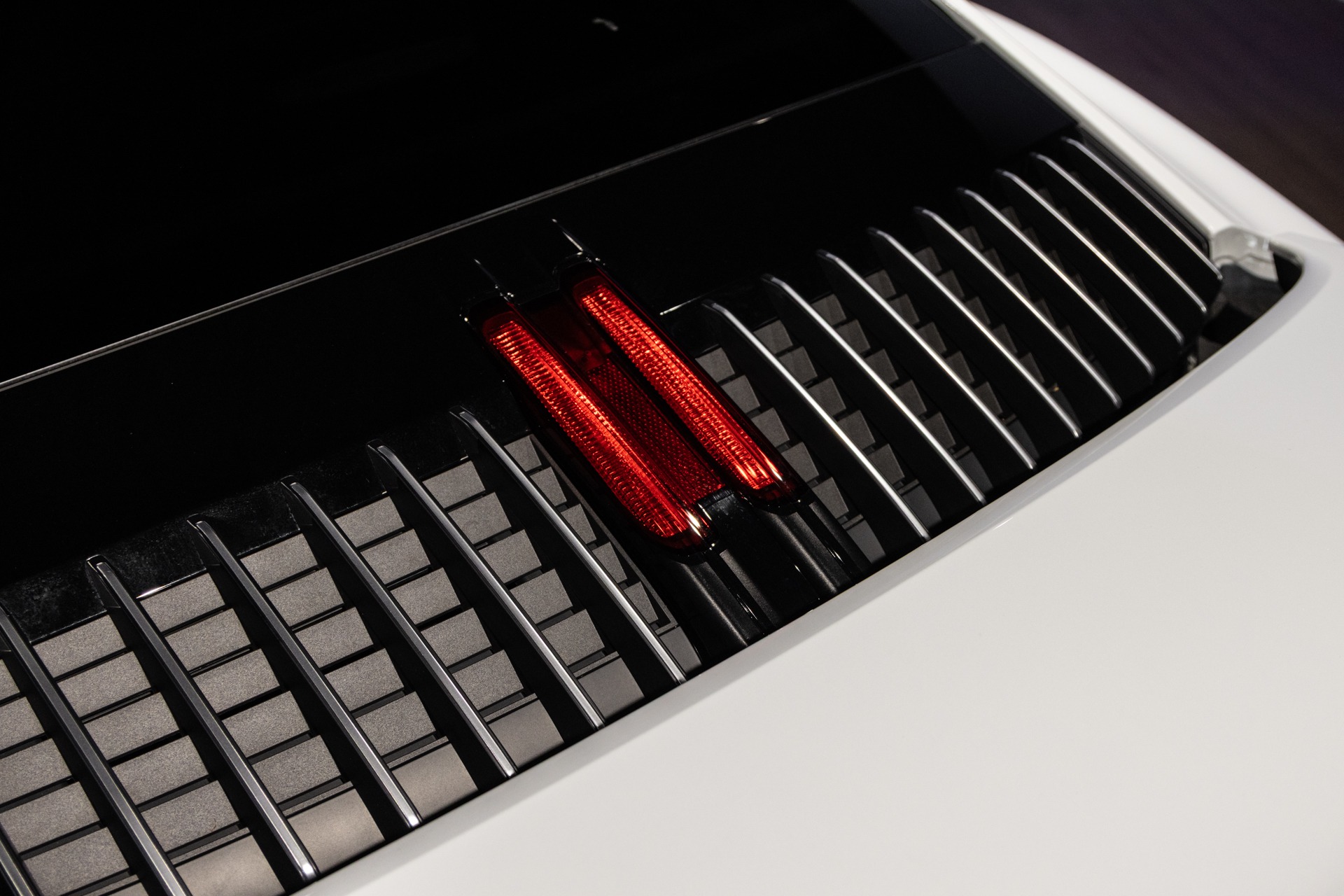 Éléments de ventilation avec feux arrière – PORSCHE – 911 992 CARRERA 4S – 2019 – Blanc Nacré – 18 900 km – 450 ch – Flat 6 Atmo – Transmission : Sequentielle – Origine France – Privaty Cars – Spécialiste indépendant Porsche, Ferrari et McLaren dans l’Ouest de la France