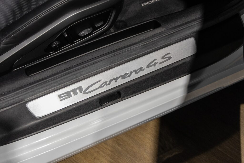 Seuil de porte en aluminium poli – PORSCHE – 911 992 CARRERA 4S – 2019 – Blanc Nacré – 18 900 km – 450 ch – Flat 6 Atmo – Transmission : Sequentielle – Origine France – Privaty Cars – Recherche personnalisée de voitures de sport d’occasion proche de Nantes