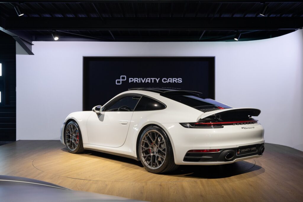 Vue arrière avec aileron et jantes – PORSCHE – 911 992 CARRERA 4S – 2019 – Blanc Nacré – 18 900 km – 450 ch – Flat 6 Atmo – Transmission : Sequentielle – Origine France – Privaty Cars – Expert des sportives d’occasion haut de gamme entre Bordeaux et Nantes