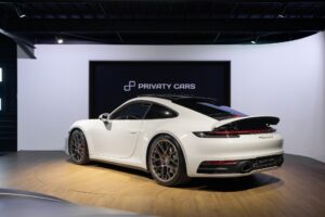 Vue arrière avec aileron et jantes – PORSCHE – 911 992 CARRERA 4S – 2019 – Blanc Nacré – 18 900 km – 450 ch – Flat 6 Atmo – Transmission : Sequentielle – Origine France – Privaty Cars – Expert des sportives d’occasion haut de gamme entre Bordeaux et Nantes