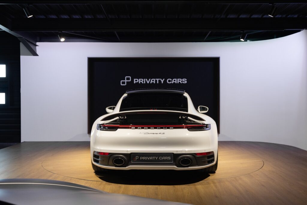 Vue arrière avec double sortie d'échappement – PORSCHE – 911 992 CARRERA 4S – 2019 – Blanc Nacré – 18 900 km – 450 ch – Flat 6 Atmo – Transmission : Sequentielle – Origine France – Privaty Cars – Recherche personnalisée de modèles PORSCHE près de Poitiers