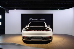 Vue arrière avec double sortie d'échappement – PORSCHE – 911 992 CARRERA 4S – 2019 – Blanc Nacré – 18 900 km – 450 ch – Flat 6 Atmo – Transmission : Sequentielle – Origine France – Privaty Cars – Recherche personnalisée de modèles PORSCHE près de Poitiers