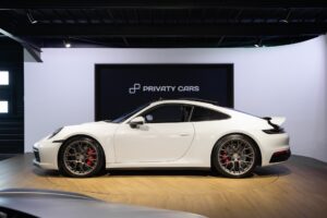 Vue latérale avec jantes sportives – PORSCHE – 911 992 CARRERA 4S – 2019 – Blanc Nacré – 18 900 km – 450 ch – Flat 6 Atmo – Transmission : Sequentielle – Origine France – Privaty Cars – Rachat immédiat de véhicules de prestige dans l’Ouest de la France