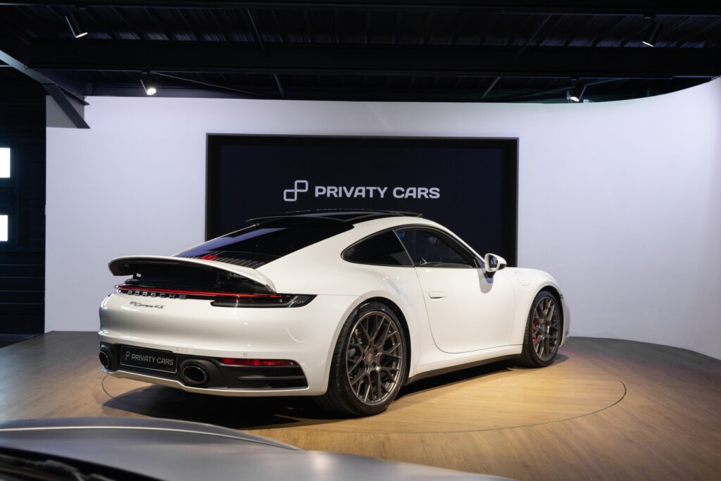 Vue arrière avec aileron et feux – PORSCHE – 911 992 CARRERA 4S – 2019 – Blanc Nacré – 18 900 km – 450 ch – Flat 6 Atmo – Transmission : Sequentielle – Origine France – Privaty Cars – Reprise de voitures de sport et collection entre Bordeaux et Nantes