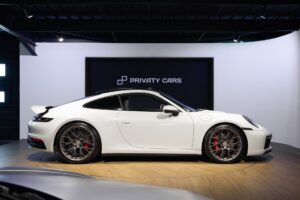 Vue latérale avec jantes sportives – PORSCHE – 911 992 CARRERA 4S – 2019 – Blanc Nacré – 18 900 km – 450 ch – Flat 6 Atmo – Transmission : Sequentielle – Origine France – Privaty Cars – Service de courtage et recherche automobile premium à La Rochelle