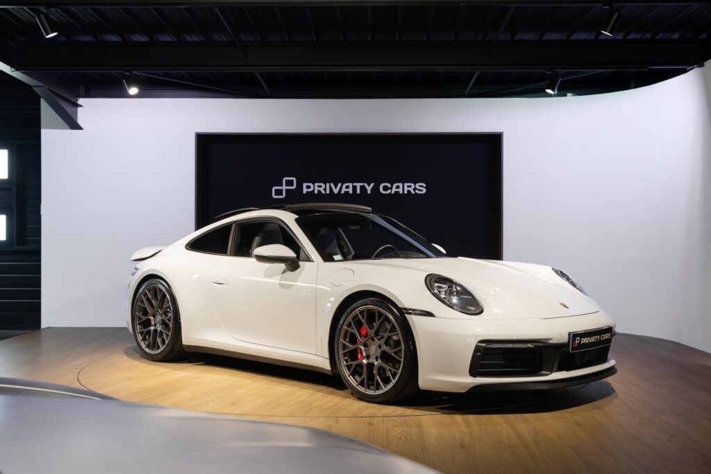 Vue latérale avec jantes sportives – PORSCHE – 911 992 CARRERA 4S – 2019 – Blanc Nacré – 18 900 km – 450 ch – Flat 6 Atmo – Transmission : Sequentielle – Origine France – Privaty Cars – Recherche personnalisée de voitures de sport d’occasion en Charente-Maritime