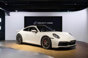 Vue latérale avec jantes sportives – PORSCHE – 911 992 CARRERA 4S – 2019 – Blanc Nacré – 18 900 km – 450 ch – Flat 6 Atmo – Transmission : Sequentielle – Origine France – Privaty Cars – Recherche personnalisée de voitures de sport d’occasion en Charente-Maritime