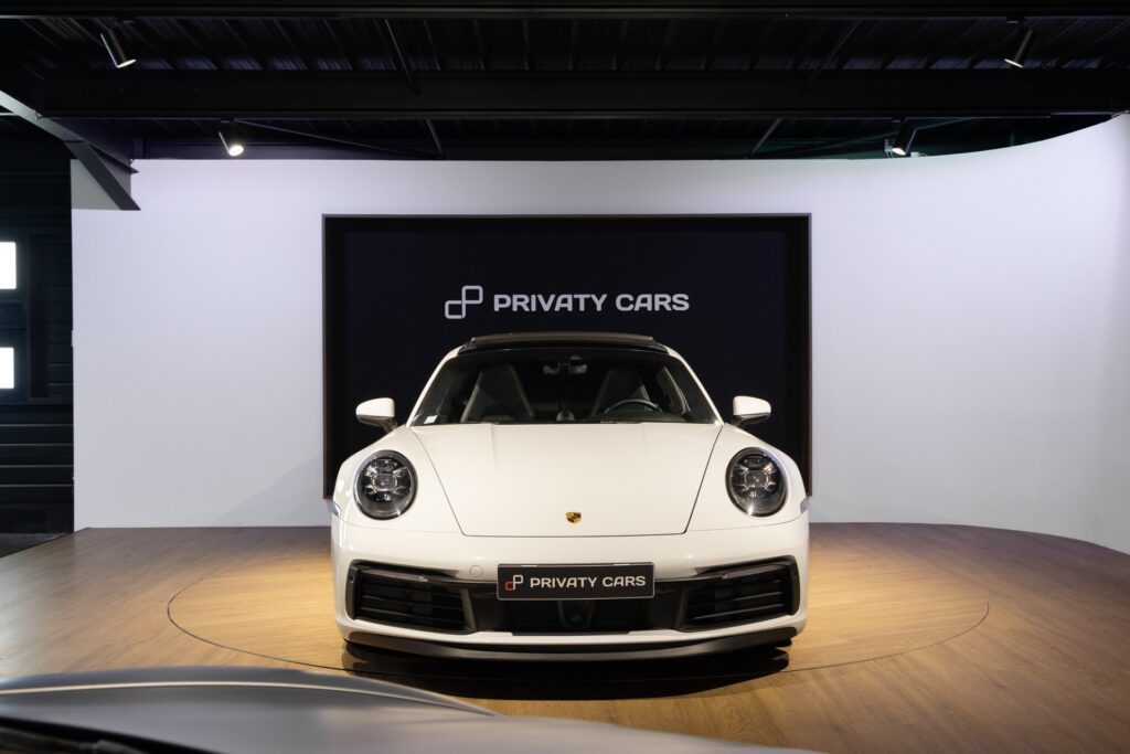 Vue avant avec phares ronds – PORSCHE – 911 992 CARRERA 4S – 2019 – Blanc Nacré – 18 900 km – 450 ch – Flat 6 Atmo – Transmission : Sequentielle – Origine France – Privaty Cars – Chasseur de voitures de sport sur mesure en Charente-Maritime