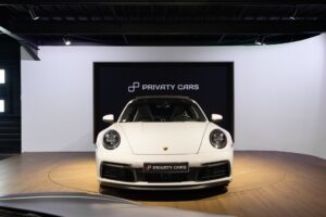 Vue avant avec phares ronds – PORSCHE – 911 992 CARRERA 4S – 2019 – Blanc Nacré – 18 900 km – 450 ch – Flat 6 Atmo – Transmission : Sequentielle – Origine France – Privaty Cars – Chasseur de voitures de sport sur mesure en Charente-Maritime