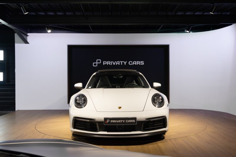 Vue avant avec phares ronds – PORSCHE – 911 992 CARRERA 4S – 2019 – Blanc Nacré – 18 900 km – 450 ch – Flat 6 Atmo – Transmission : Sequentielle – Origine France – Privaty Cars – Chasseur de voitures de sport sur mesure en Charente-Maritime