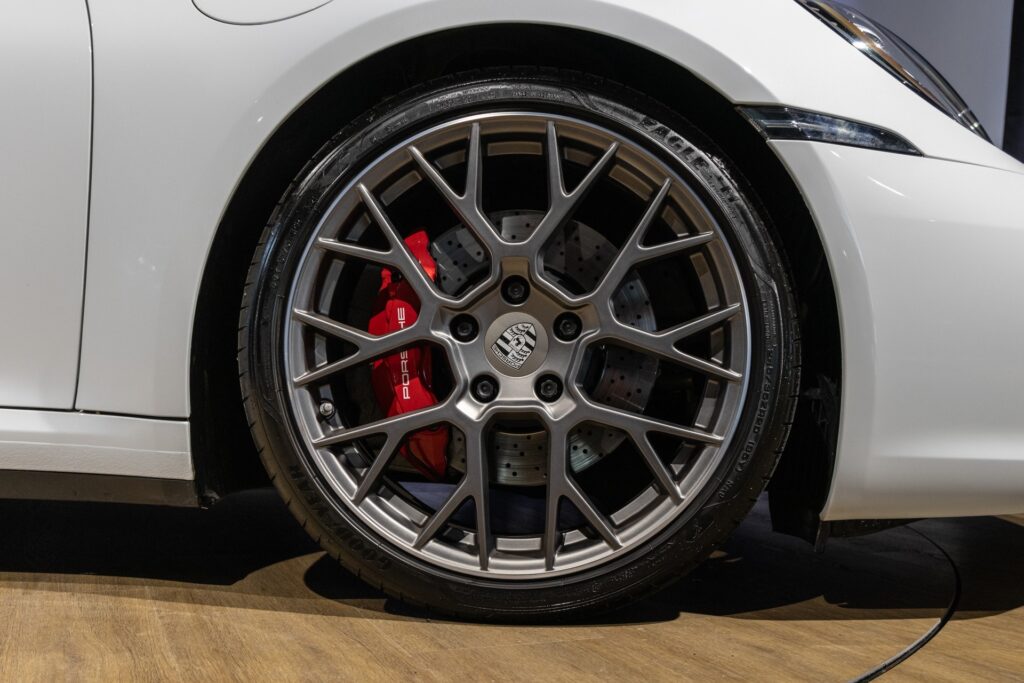 Jantes en alliage avec étriers rouges – PORSCHE – 911 992 CARRERA 4S – 2019 – Blanc Nacré – 18 900 km – 450 ch – Flat 6 Atmo – Transmission : Sequentielle – Origine France – Privaty Cars – Vente de voitures de prestige d’occasion en Charente-Maritime