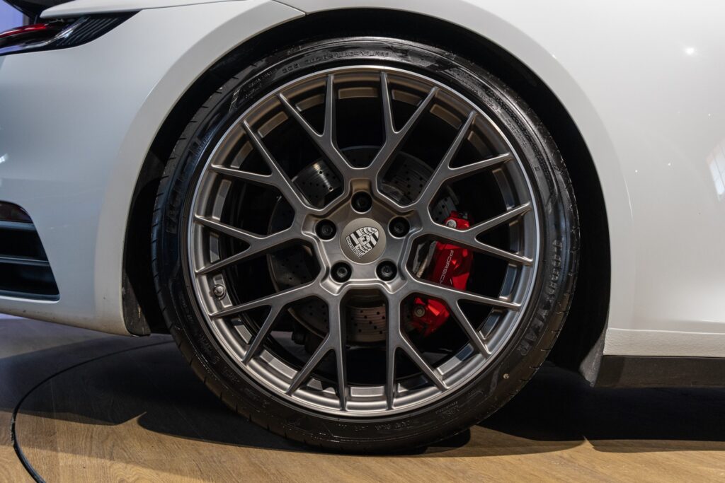 Jantes en alliage avec étriers rouges – PORSCHE – 911 992 CARRERA 4S – 2019 – Blanc Nacré – 18 900 km – 450 ch – Flat 6 Atmo – Transmission : Sequentielle – Origine France – Privaty Cars – Rachat de Porsche et Ferrari d’occasion proche de Bordeaux