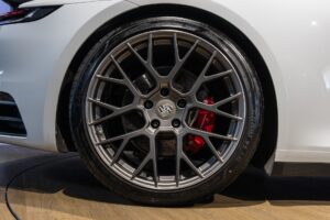 Jantes en alliage avec étriers rouges – PORSCHE – 911 992 CARRERA 4S – 2019 – Blanc Nacré – 18 900 km – 450 ch – Flat 6 Atmo – Transmission : Sequentielle – Origine France – Privaty Cars – Rachat de Porsche et Ferrari d’occasion proche de Bordeaux