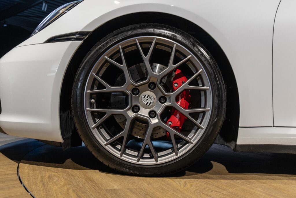 Jantes avec étriers de frein rouges – PORSCHE – 911 992 CARRERA 4S – 2019 – Blanc Nacré – 18 900 km – 450 ch – Flat 6 Atmo – Transmission : Sequentielle – Origine France – Privaty Cars – Rachat express de supercars et hypercars près de Niort