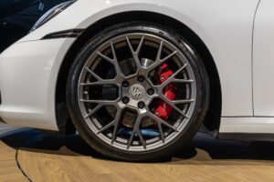 Jantes avec étriers de frein rouges – PORSCHE – 911 992 CARRERA 4S – 2019 – Blanc Nacré – 18 900 km – 450 ch – Flat 6 Atmo – Transmission : Sequentielle – Origine France – Privaty Cars – Rachat express de supercars et hypercars près de Niort