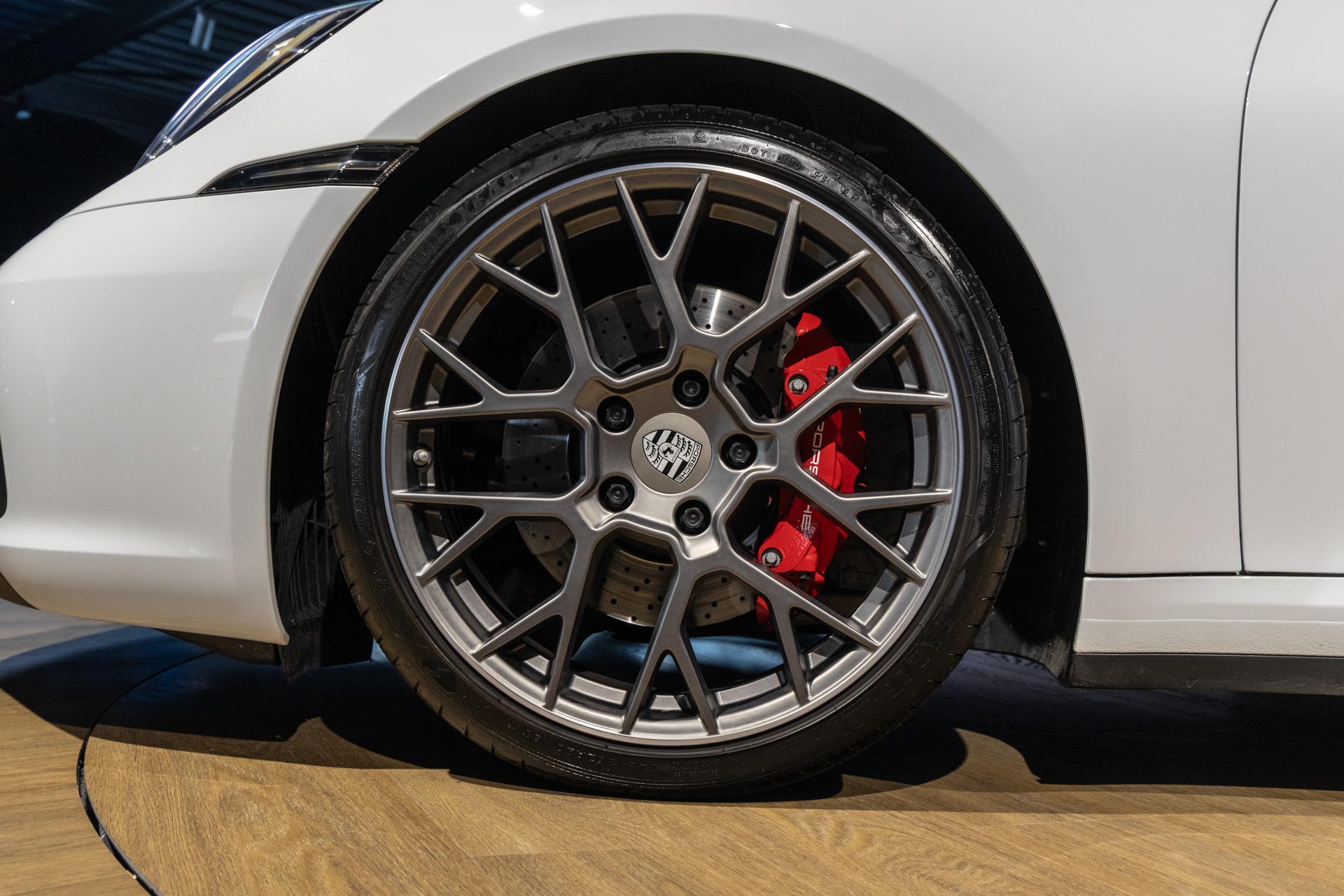 Jantes avec étriers de frein rouges – PORSCHE – 911 992 CARRERA 4S – 2019 – Blanc Nacré – 18 900 km – 450 ch – Flat 6 Atmo – Transmission : Sequentielle – Origine France – Privaty Cars – Rachat express de supercars et hypercars près de Niort