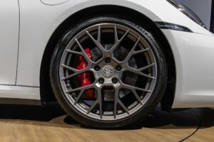 Jantes en alliage avec étriers rouges – PORSCHE – 911 992 CARRERA 4S – 2019 – Blanc Nacré – 18 900 km – 450 ch – Flat 6 Atmo – Transmission : Sequentielle – Origine France – Privaty Cars – Vente de voitures de prestige d’occasion en Charente-Maritime