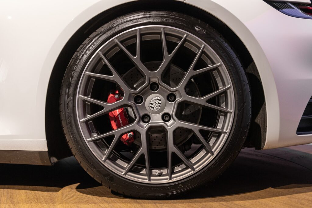 Jantes – PORSCHE – 911 992 CARRERA 4S – 2019 – Blanc Nacré – 18 900 km – 450 ch – Flat 6 Atmo – Transmission : Sequentielle – Origine France – Privaty Cars – Dépôt-vente de voitures de sport et véhicules d’exception près de Poitiers