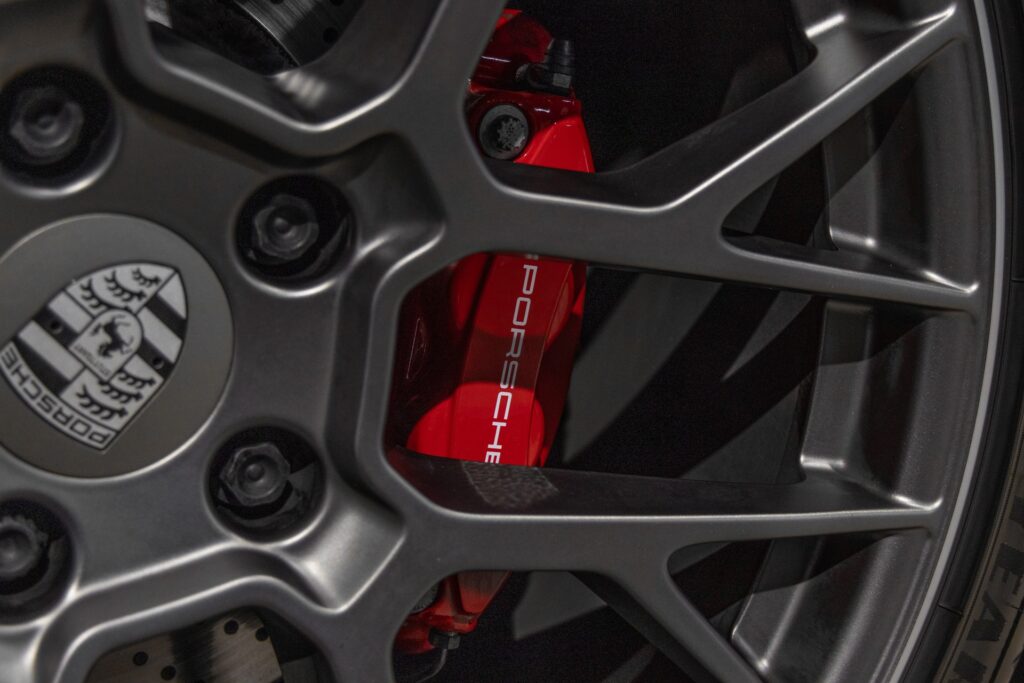 Jantes avec étriers de frein rouges – PORSCHE – 911 992 CARRERA 4S – 2019 – Blanc Nacré – 18 900 km – 450 ch – Flat 6 Atmo – Transmission : Sequentielle – Origine France – Privaty Cars – Achat et vente de voitures de sport d’occasion entre Bordeaux et Nantes