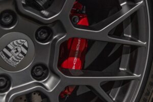 Jantes avec étriers de frein rouges – PORSCHE – 911 992 CARRERA 4S – 2019 – Blanc Nacré – 18 900 km – 450 ch – Flat 6 Atmo – Transmission : Sequentielle – Origine France – Privaty Cars – Achat et vente de voitures de sport d’occasion entre Bordeaux et Nantes