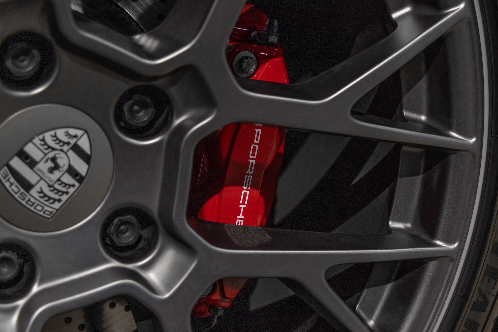 Jantes avec étriers de frein rouges – PORSCHE – 911 992 CARRERA 4S – 2019 – Blanc Nacré – 18 900 km – 450 ch – Flat 6 Atmo – Transmission : Sequentielle – Origine France – Privaty Cars – Achat et vente de voitures de sport d’occasion entre Bordeaux et Nantes