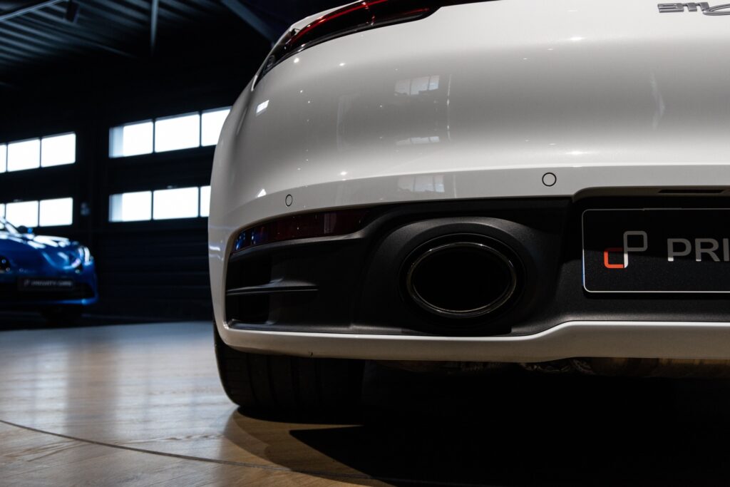 Échappement arrière avec double sortie – PORSCHE – 911 992 CARRERA 4S – 2019 – Blanc Nacré – 18 900 km – 450 ch – Flat 6 Atmo – Transmission : Sequentielle – Origine France – Privaty Cars – Vente de véhicules d’investissement et de collection à La Rochelle