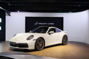 À vendre – PORSCHE – 911 992 CARRERA 4S – 2019 – Blanc Nacré – 18 900 km – 450 ch – Flat 6 Atmo – Transmission : Sequentielle – Photo principale – Origine France – Privaty Cars – Vente de voitures de sport d’occasion près de Niort