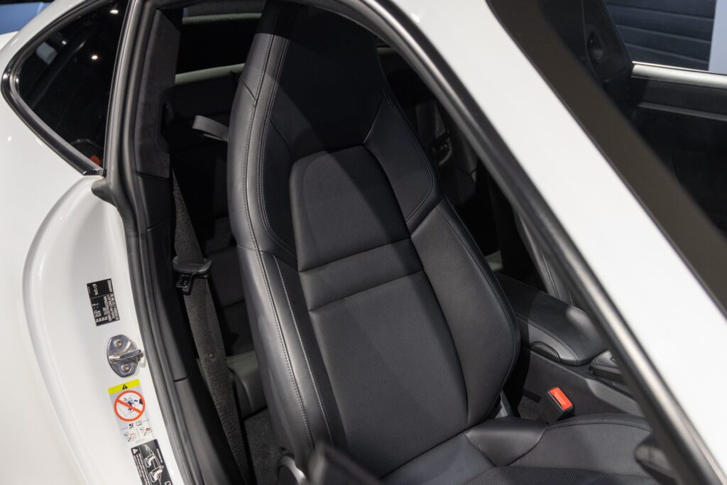 Sièges baquets en cuir – PORSCHE – 911 992 CARRERA 4S – 2019 – Blanc Nacré – 18 900 km – 450 ch – Flat 6 Atmo – Transmission : Sequentielle – Origine France – Privaty Cars – Vente de supercars d’occasion en Charente-Maritime