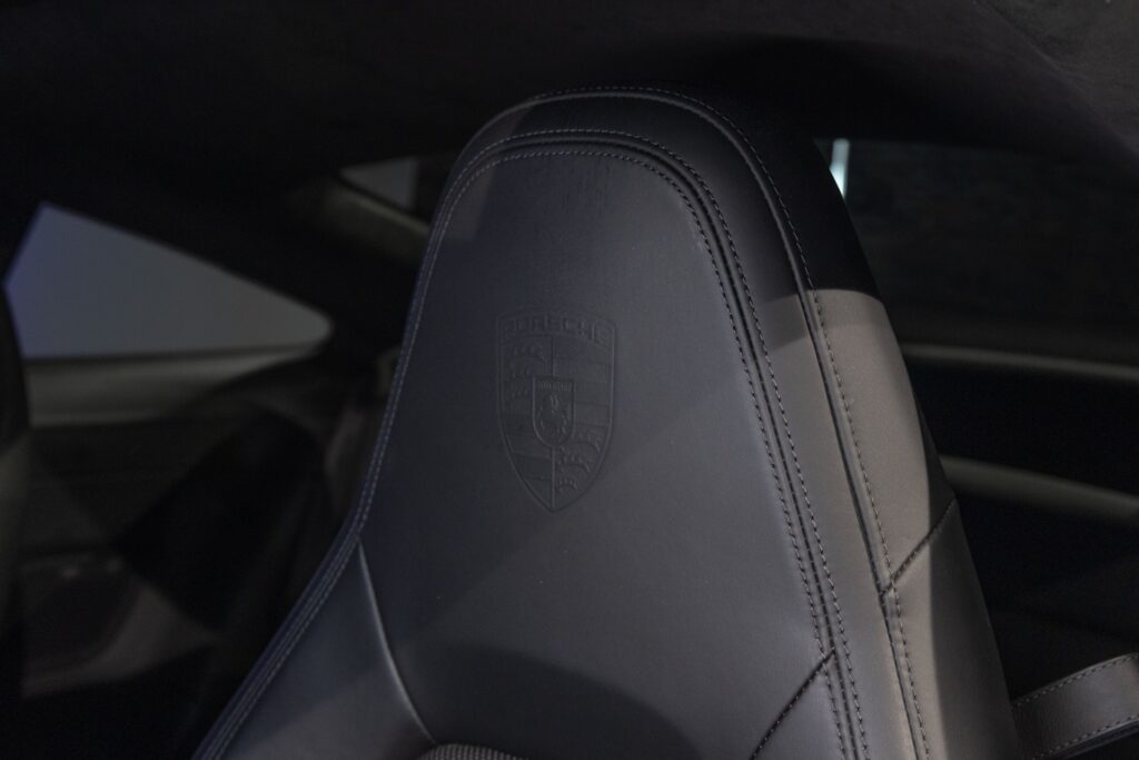 Sièges baquets en cuir – PORSCHE – 911 992 CARRERA 4S – 2019 – Blanc Nacré – 18 900 km – 450 ch – Flat 6 Atmo – Transmission : Sequentielle – Origine France – Privaty Cars – Spécialiste des voitures de sport d’occasion en Nouvelle-Aquitaine