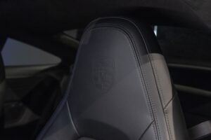 Sièges baquets en cuir – PORSCHE – 911 992 CARRERA 4S – 2019 – Blanc Nacré – 18 900 km – 450 ch – Flat 6 Atmo – Transmission : Sequentielle – Origine France – Privaty Cars – Spécialiste des voitures de sport d’occasion en Nouvelle-Aquitaine