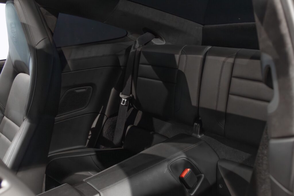 Sièges – PORSCHE – 911 992 CARRERA 4S – 2019 – Blanc Nacré – 18 900 km – 450 ch – Flat 6 Atmo – Transmission : Sequentielle – Origine France – Privaty Cars – Vente de voitures de prestige d’occasion proche de Nantes