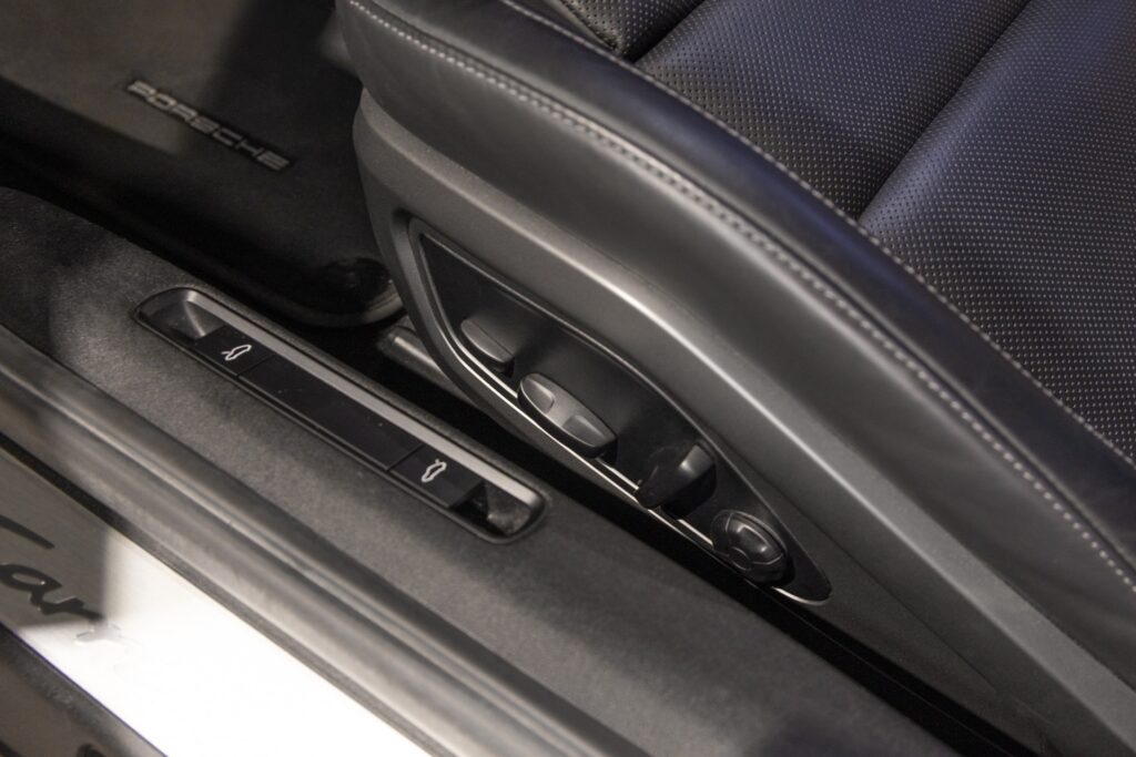 Commandes de réglage de siège – PORSCHE – 911 992 CARRERA 4S – 2019 – Blanc Nacré – 18 900 km – 450 ch – Flat 6 Atmo – Transmission : Sequentielle – Origine France – Privaty Cars – Sélection de véhicules PORSCHE disponibles entre Bordeaux et Nantes
