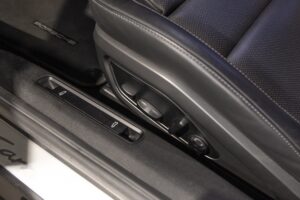 Commandes de réglage de siège – PORSCHE – 911 992 CARRERA 4S – 2019 – Blanc Nacré – 18 900 km – 450 ch – Flat 6 Atmo – Transmission : Sequentielle – Origine France – Privaty Cars – Sélection de véhicules PORSCHE disponibles entre Bordeaux et Nantes