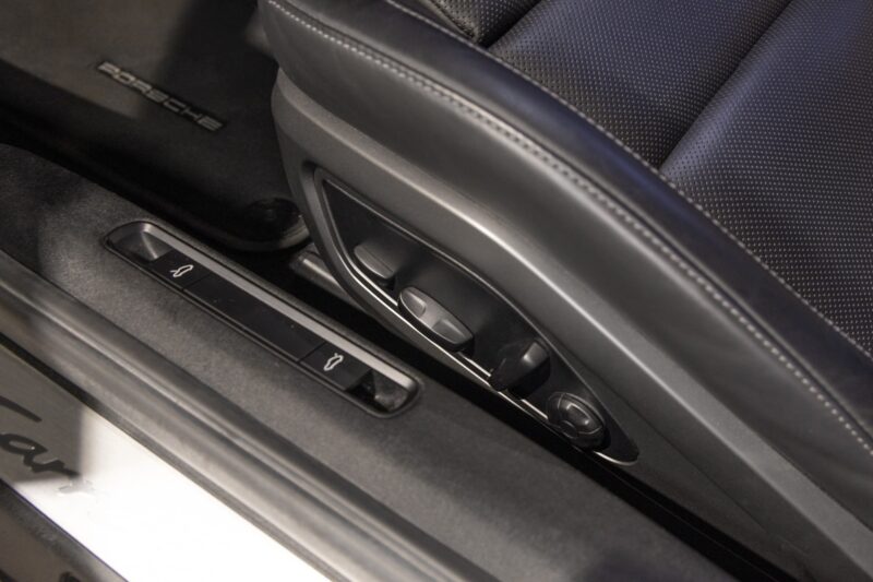 Commandes de réglage de siège – PORSCHE – 911 992 CARRERA 4S – 2019 – Blanc Nacré – 18 900 km – 450 ch – Flat 6 Atmo – Transmission : Sequentielle – Origine France – Privaty Cars – Sélection de véhicules PORSCHE disponibles entre Bordeaux et Nantes
