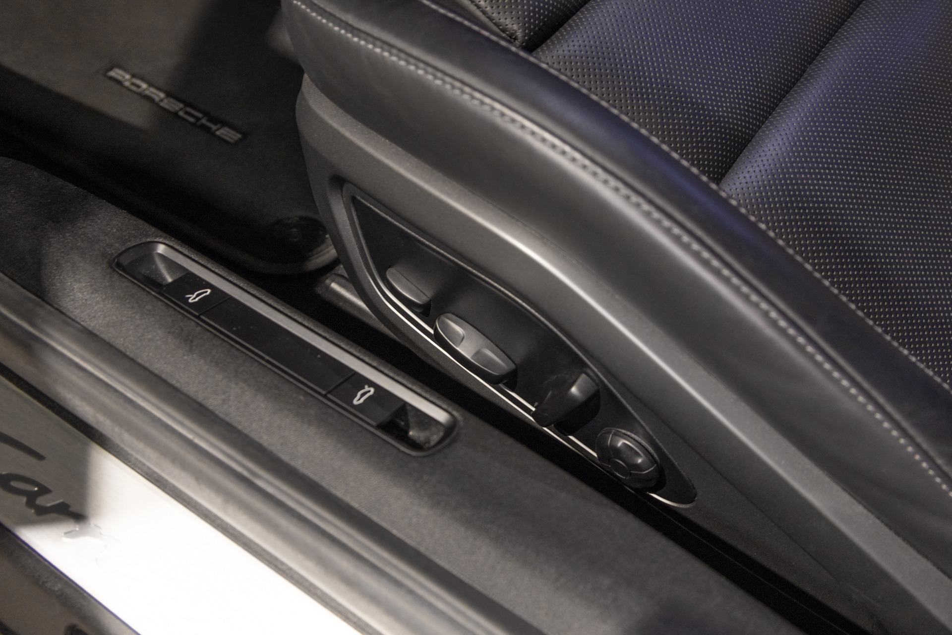 Commandes de réglage de siège – PORSCHE – 911 992 CARRERA 4S – 2019 – Blanc Nacré – 18 900 km – 450 ch – Flat 6 Atmo – Transmission : Sequentielle – Origine France – Privaty Cars – Sélection de véhicules PORSCHE disponibles entre Bordeaux et Nantes